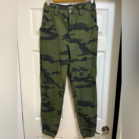 Aritzia Pants - TNA New Alix Pants. Size Medium.